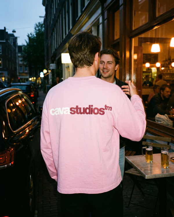 CA VA® Washed Boxy Longsleeve Trademark – Pink — gedragen door model