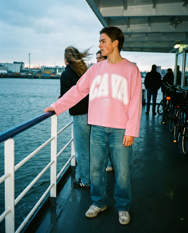 CA VA® Washed Boxy Longsleeve CAVA – Pink — gedragen door model