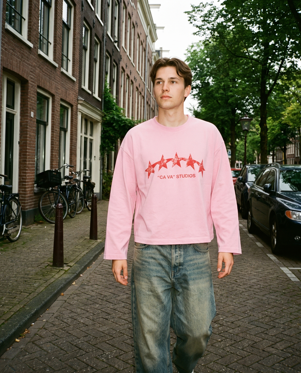 CA VA® Washed Boxy Longsleeve Stars – Pink — gedragen door model